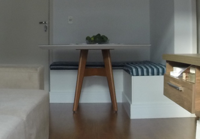 Vendo mesa retangular com pés de madeira e tampo de vidro laca - Foto 4