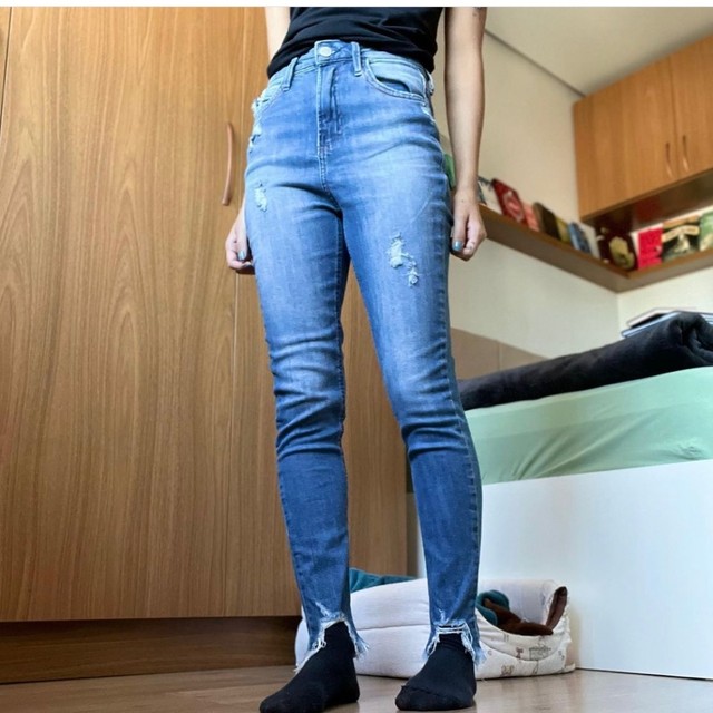Calça jeans com rasgos - Foto 2