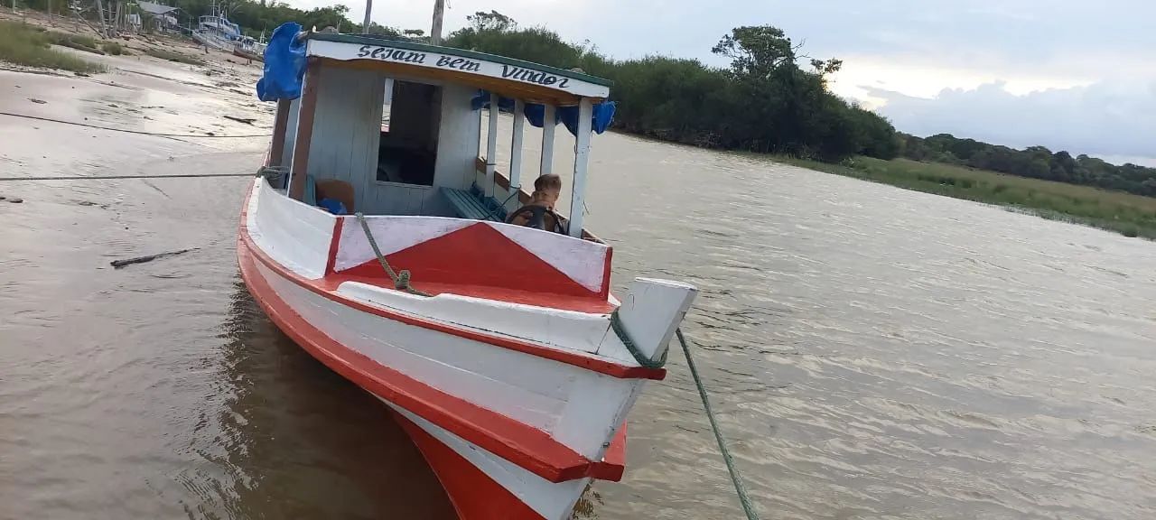 Barco de madeira para passeios