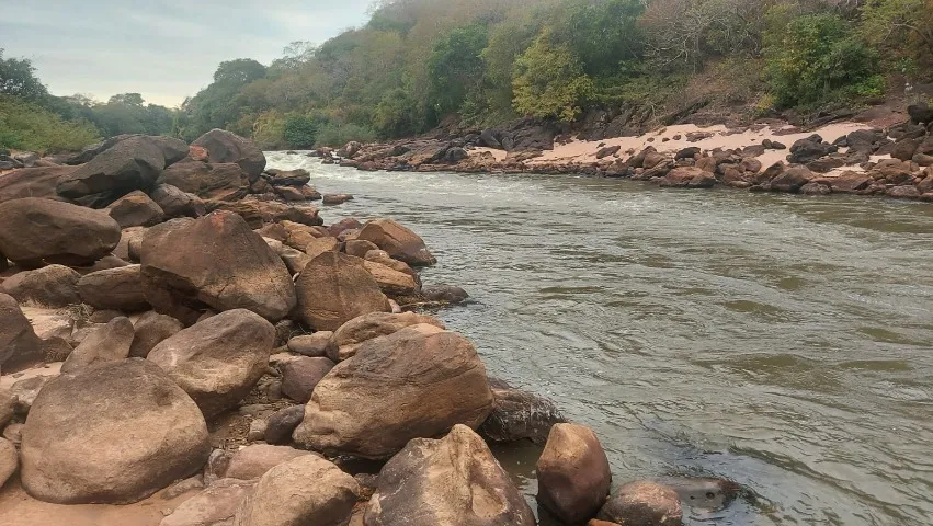 CHÁCARA EM CAMISÃO. BEIRA DO RIO AQUIDAUANA. 2000 M²