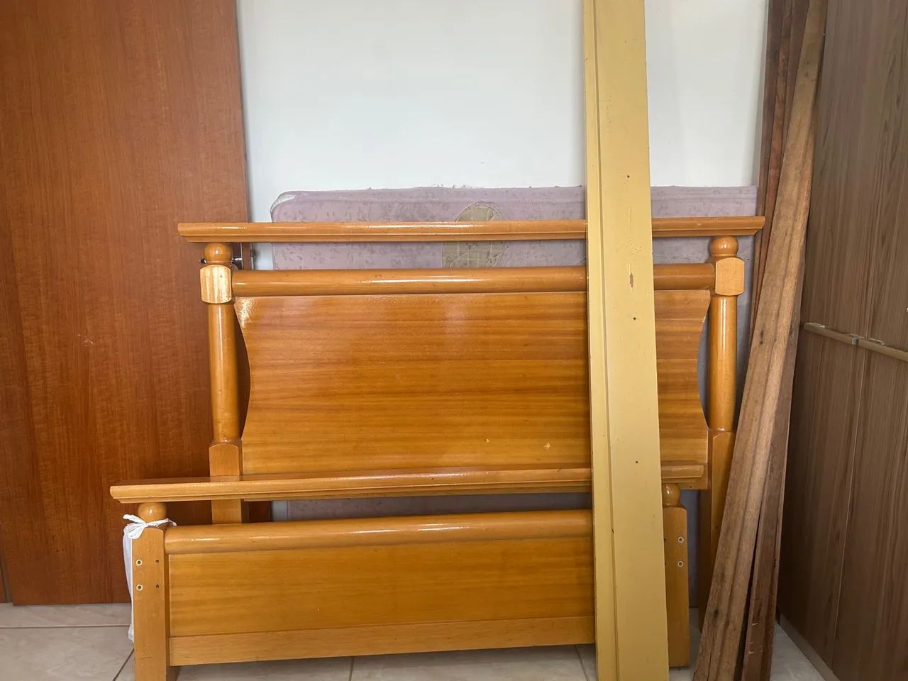 Cama de madeira casal com colchão 