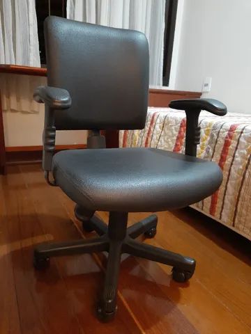Poltrona preta com braços, forrada, com rodinhas e controle regulável - Foto 3
