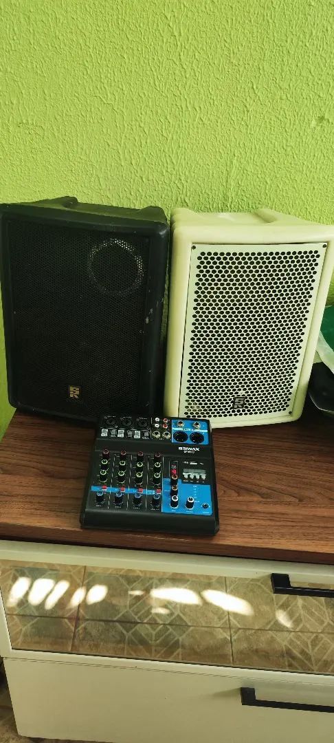 Caixa de Som e mesa mix cabos microfone pra vender logo 900