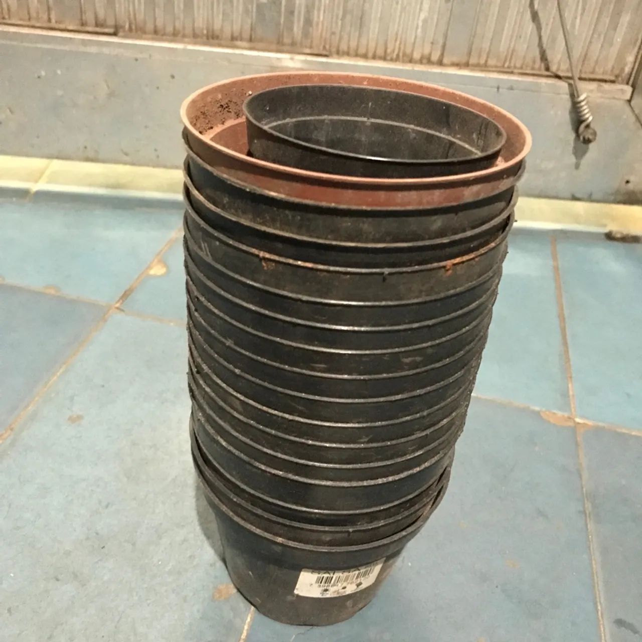 Lote de vasos de plástico para plantas + base de madeira com rodizios. - Foto 2