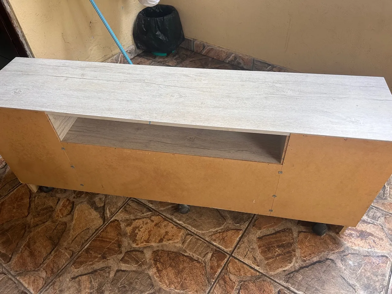 Rack para TV com nicho e rodinhas