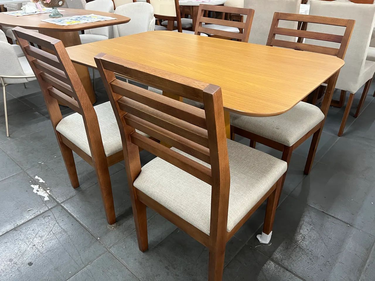 Conjunto de mesa com cadeiras de madeira  - Foto 2