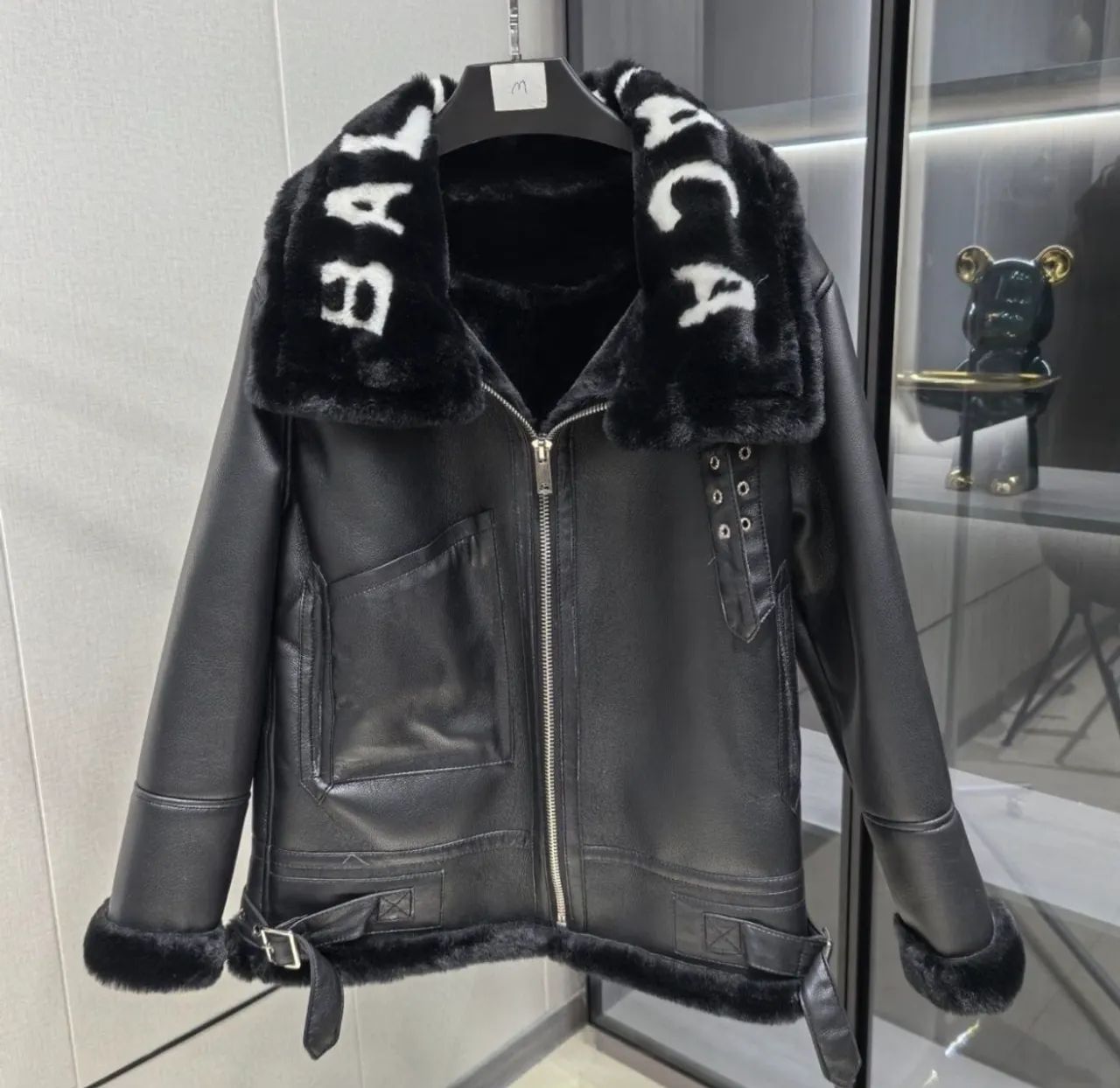 Jaqueta Balenciaga com gola de pele