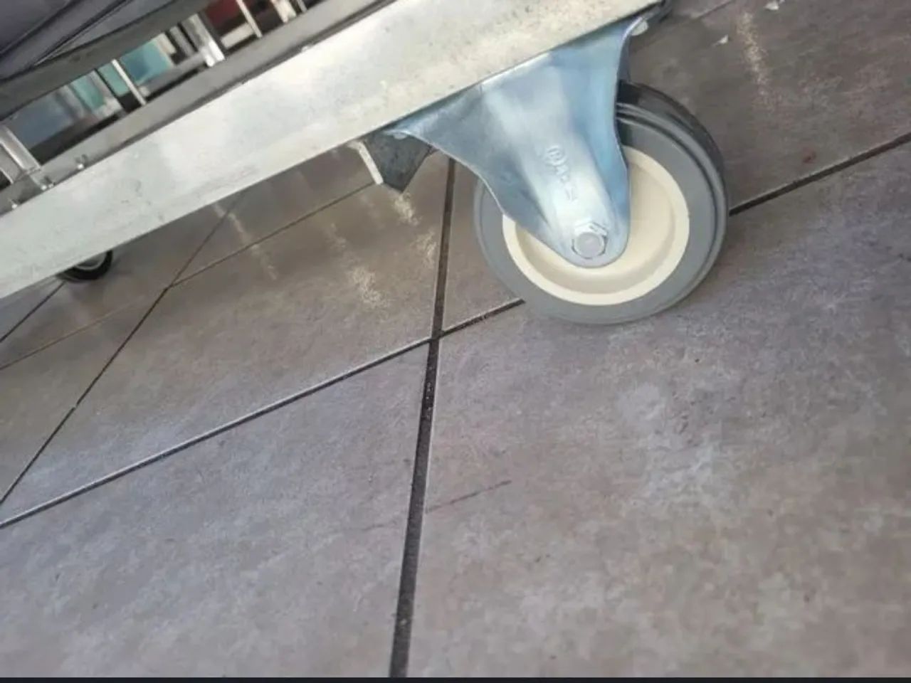 Carrinho plataforma de aço inox - Foto 4