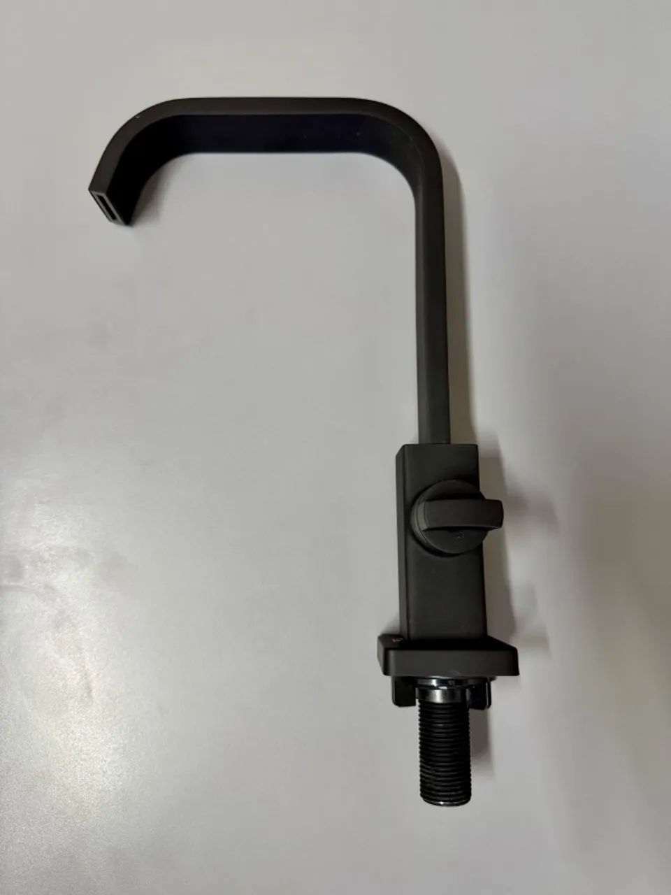 Torneira Stock - preto fosco, sem uso.