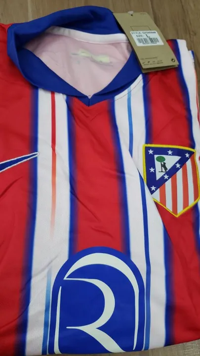 CONJUNTO DE ROUPA ESPORTIVA DE CLUBES