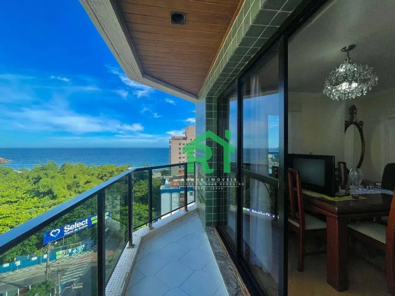 Apartamento à venda na Praia do Tombo I Rocha Imóveis Guarujá.