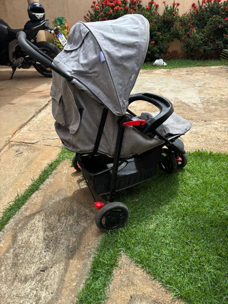 Carrinho de Bebê Toffy Cinza semi novo - Foto 4