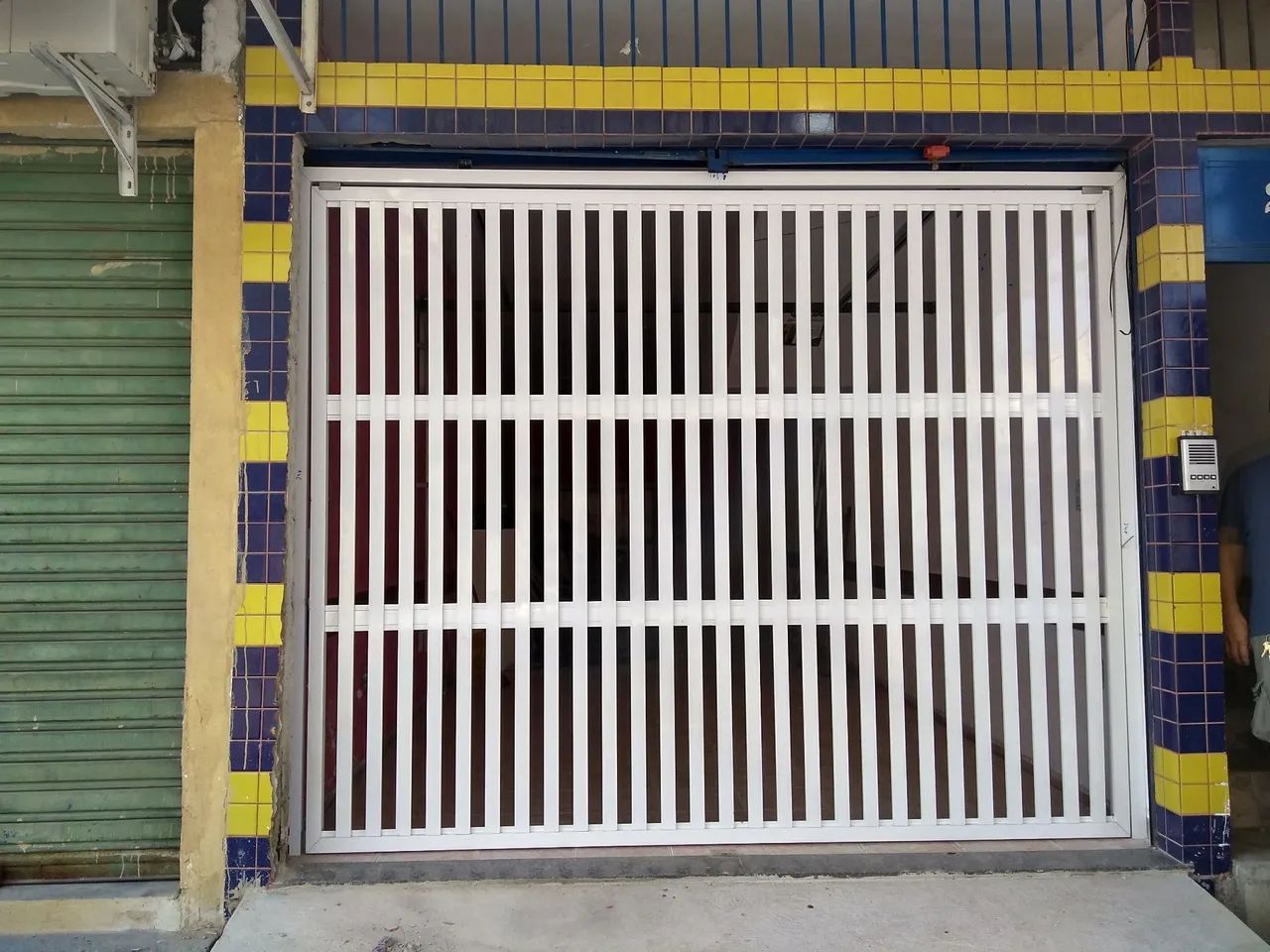 Porta de garagem de alumínio 