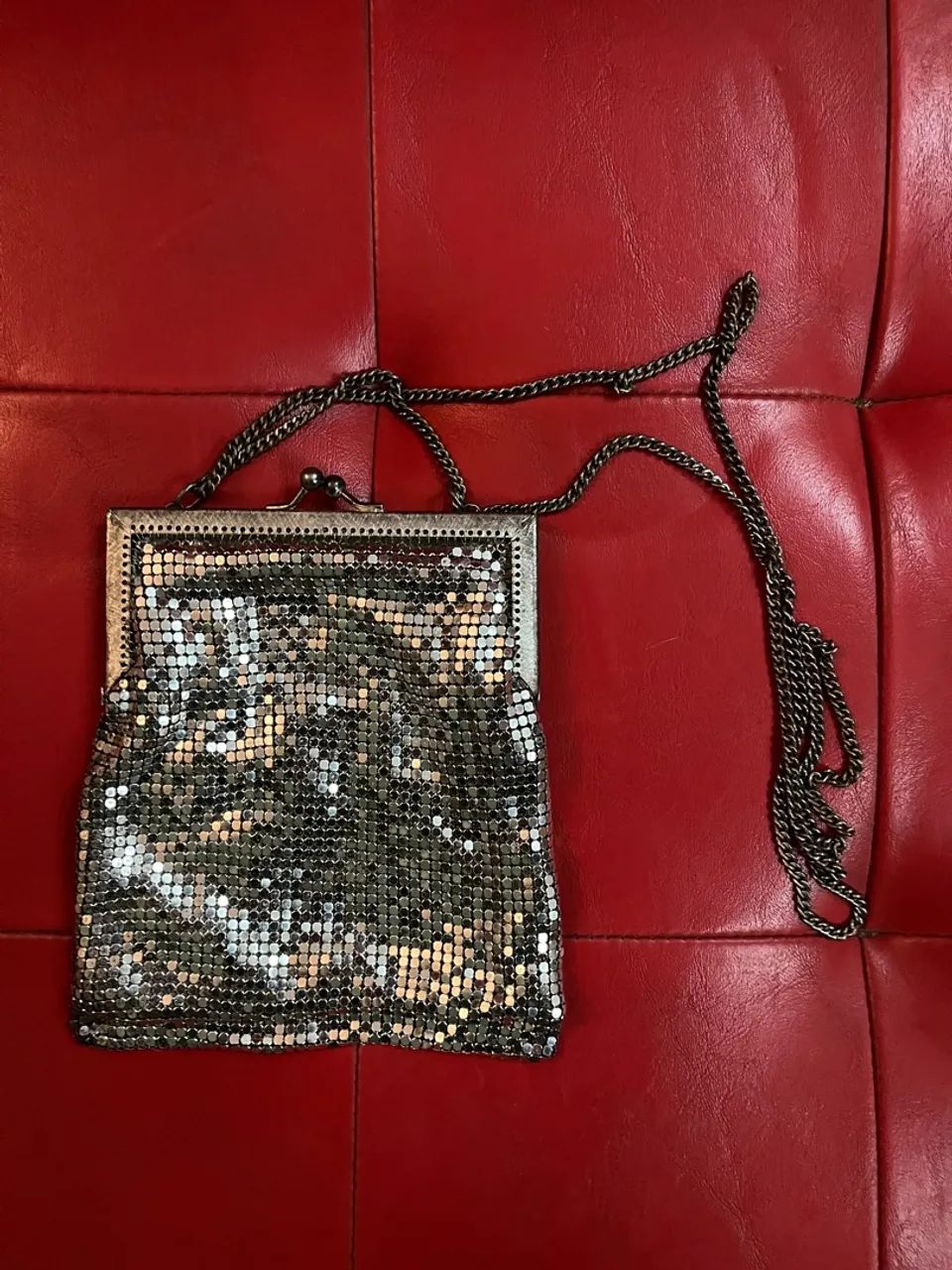 Bolsa vintage em malha prateada com corrente 