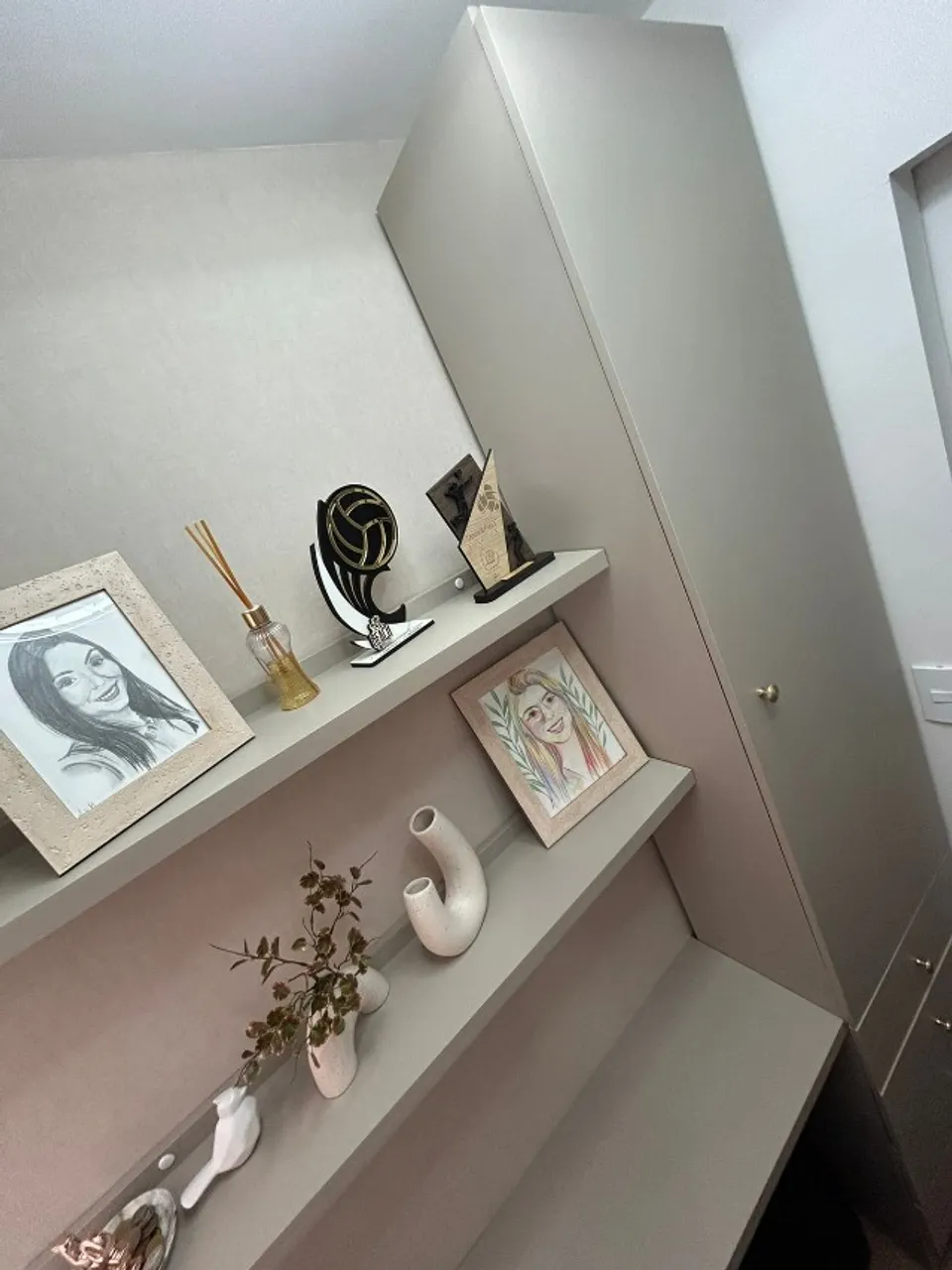 Escritório completo (mesa + armário + prateleiras)