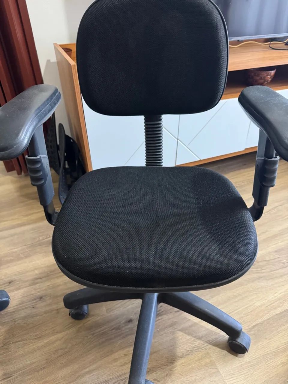 Cadeira escritorio com braco ajustável.