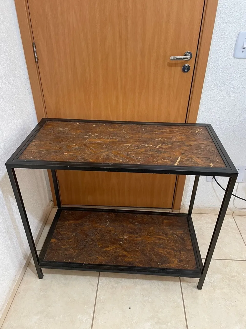 Mesa de apoio em metal e madeira