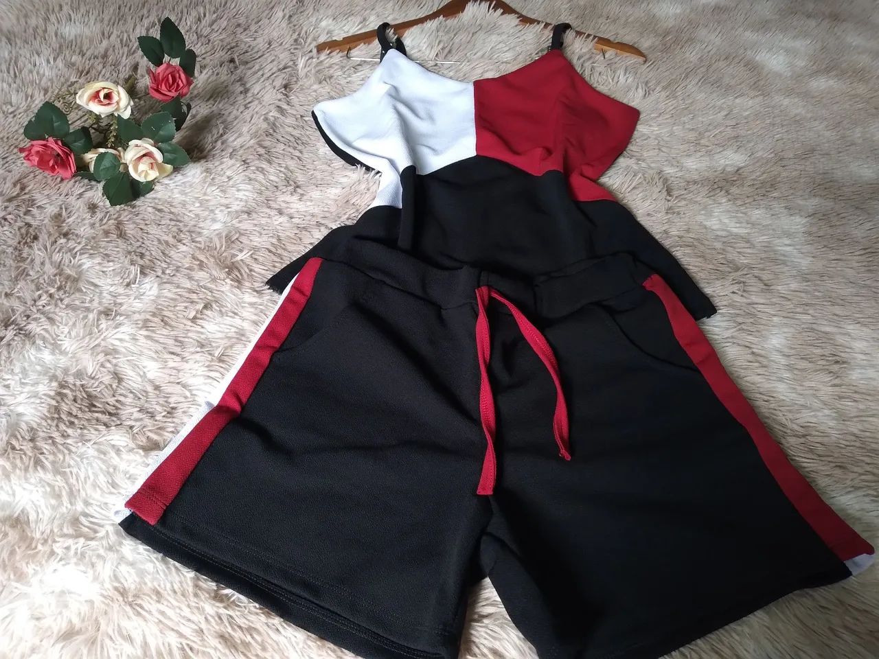 Conjunto blusa e short preto com detalhe tricolor 