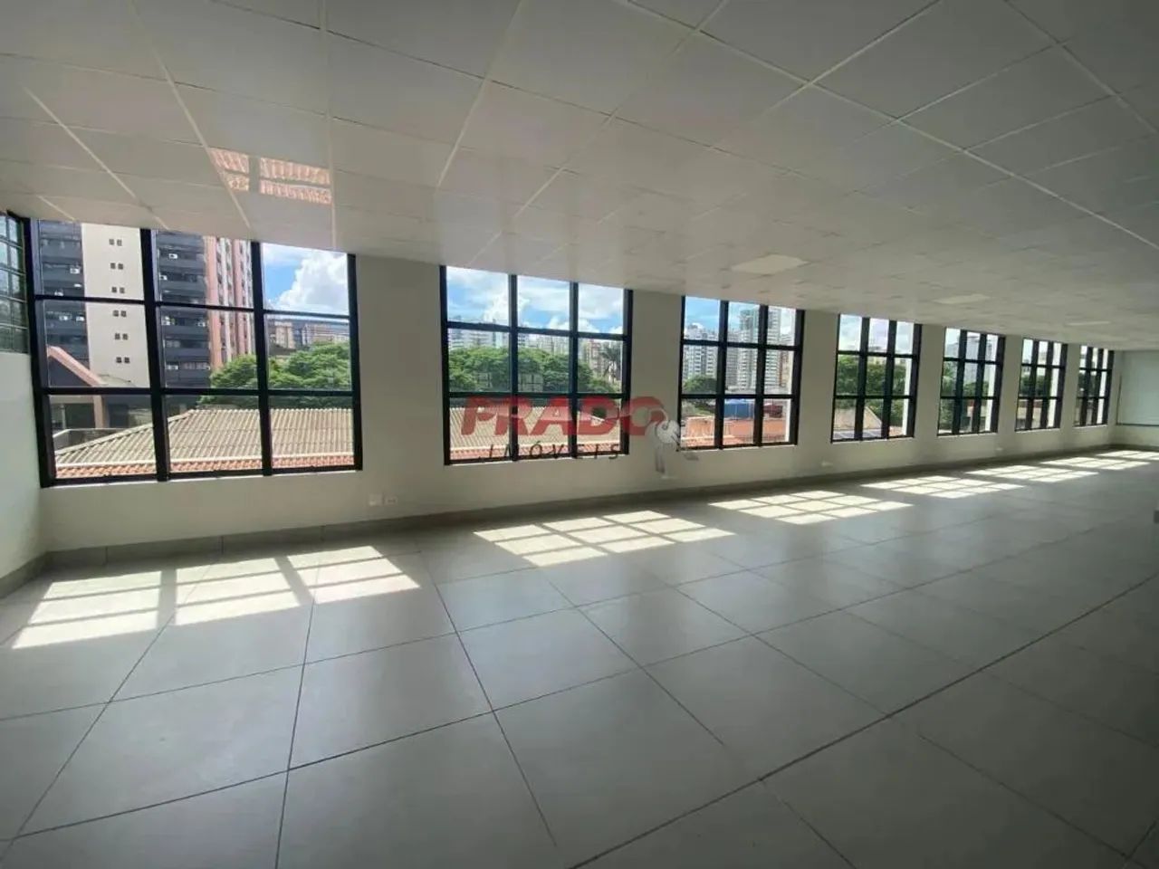 Sala para alugar em Maringá, Zona 01, com 925 m²