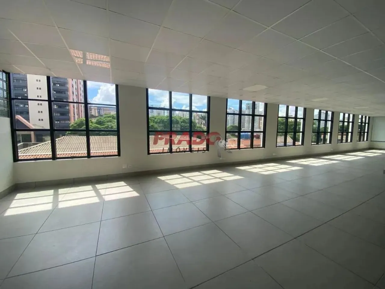 Sala para alugar em Maringá, Zona 01, com 925 m²