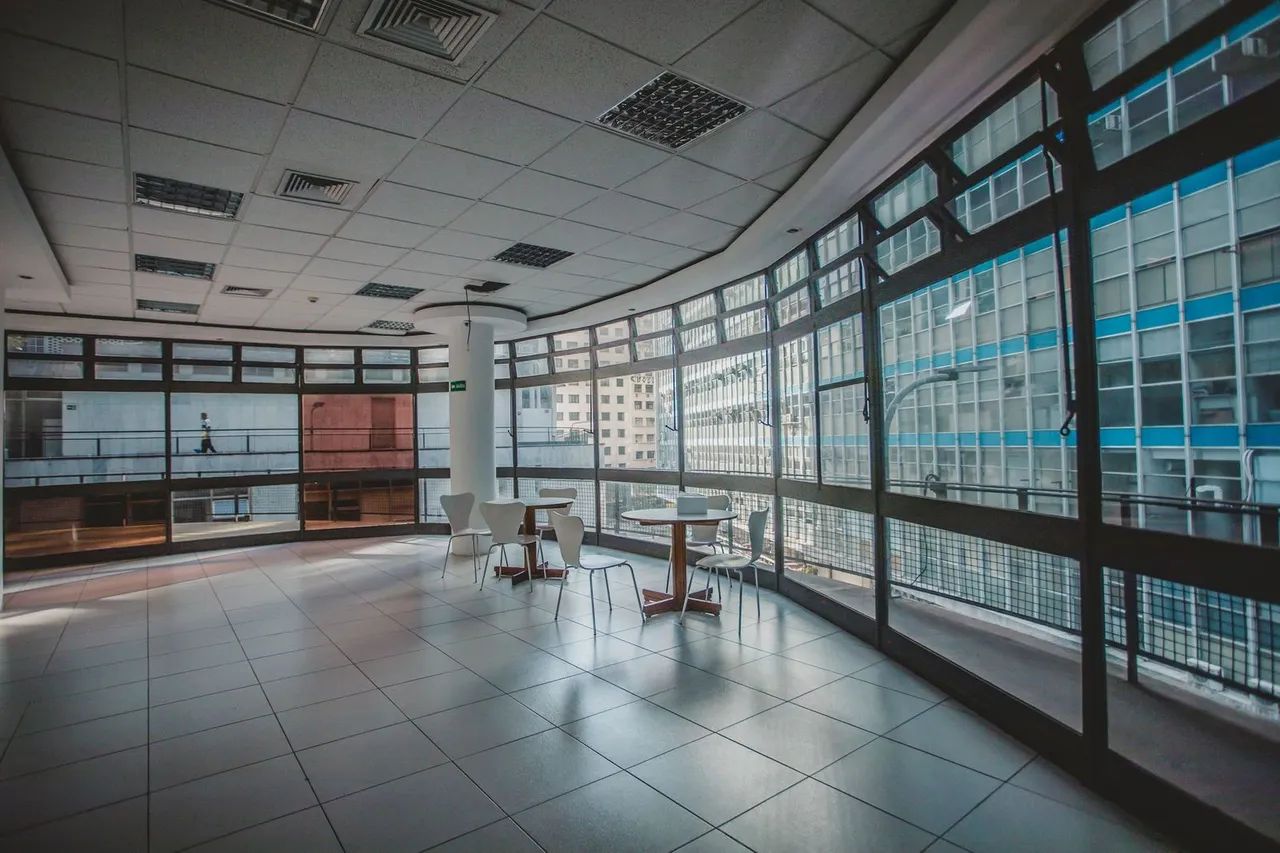 Sala para alugar no Edifício Copan em São Paulo.