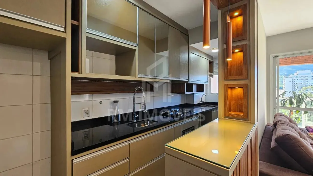 Desperte com o sol da manhã! Apartamento de 2 dormitórios, sendo 1 suíte, com vaga de gara