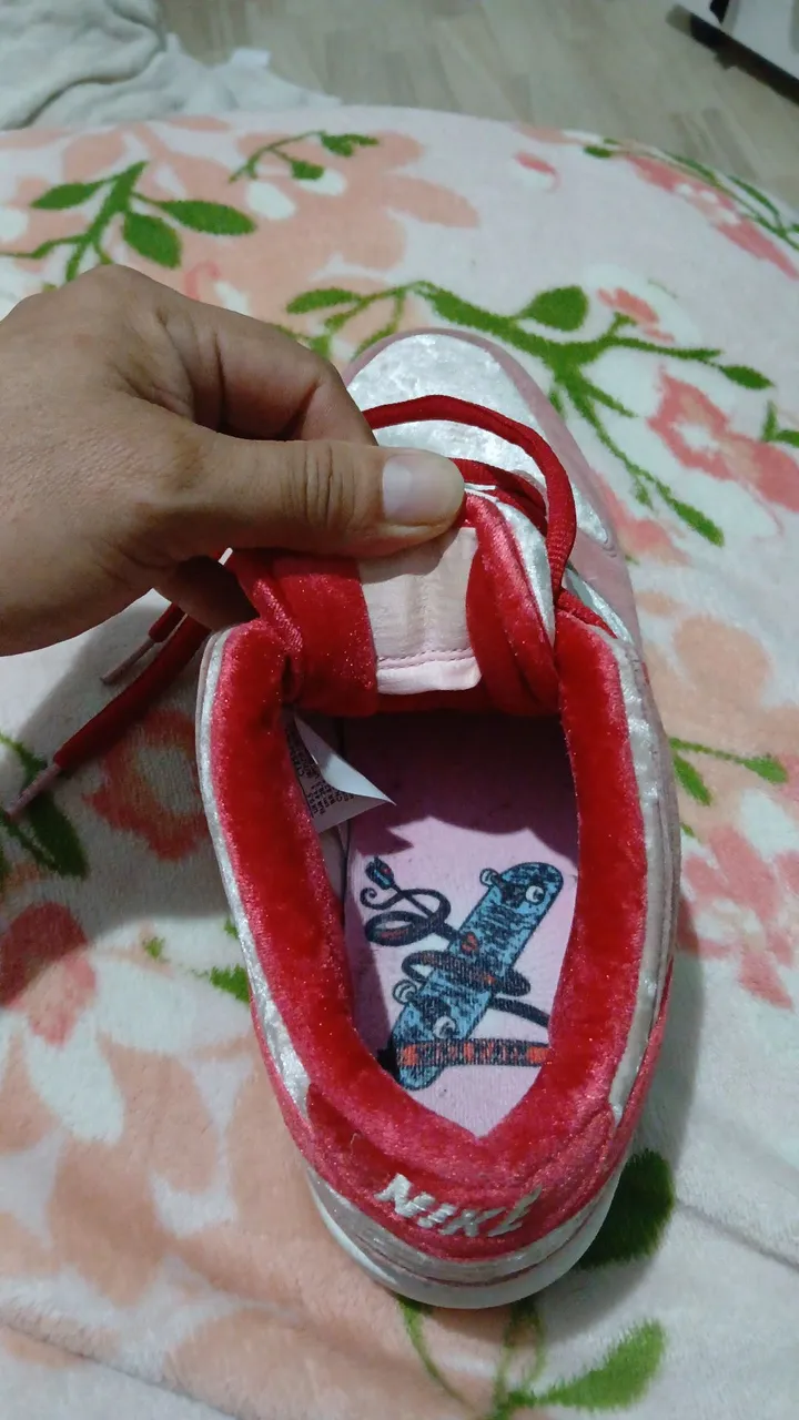 Tênis Nike Dunk Rosa com Detalhes em Vermelho