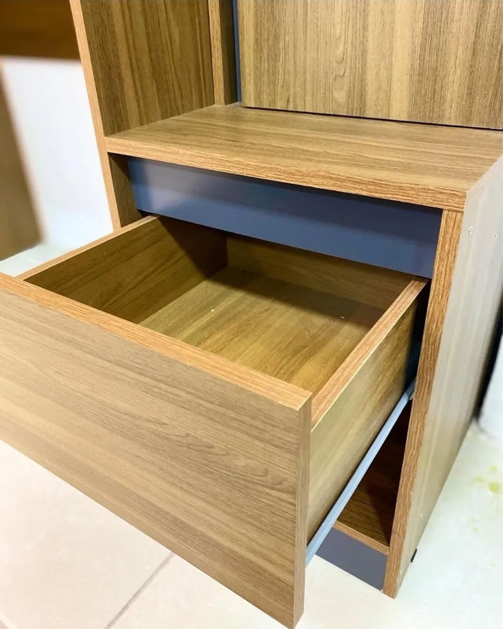 Escrivaninha moderna com armário e design elegante - Foto 3