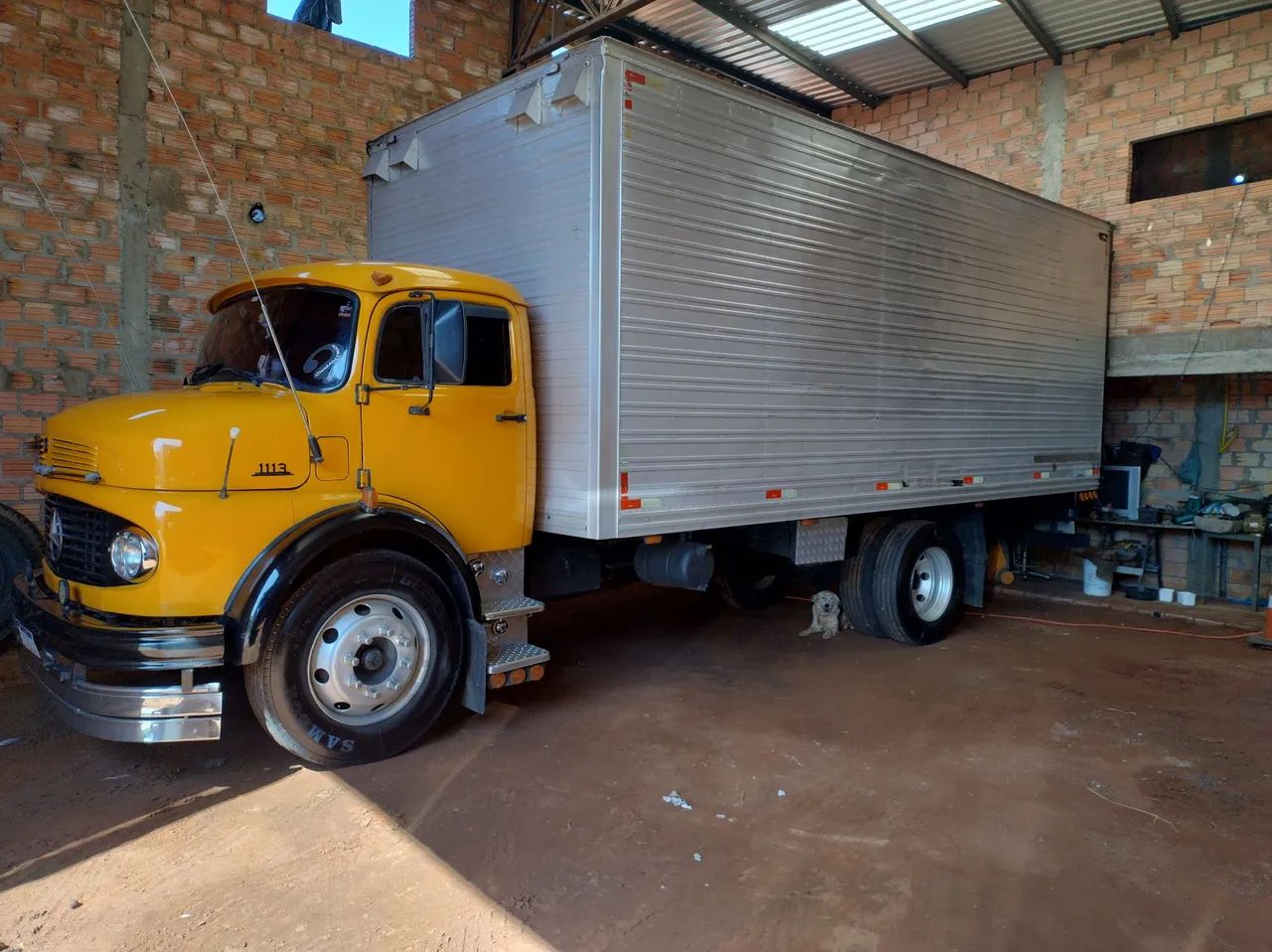 Caminhão Mercedes-Benz 1113 Baú