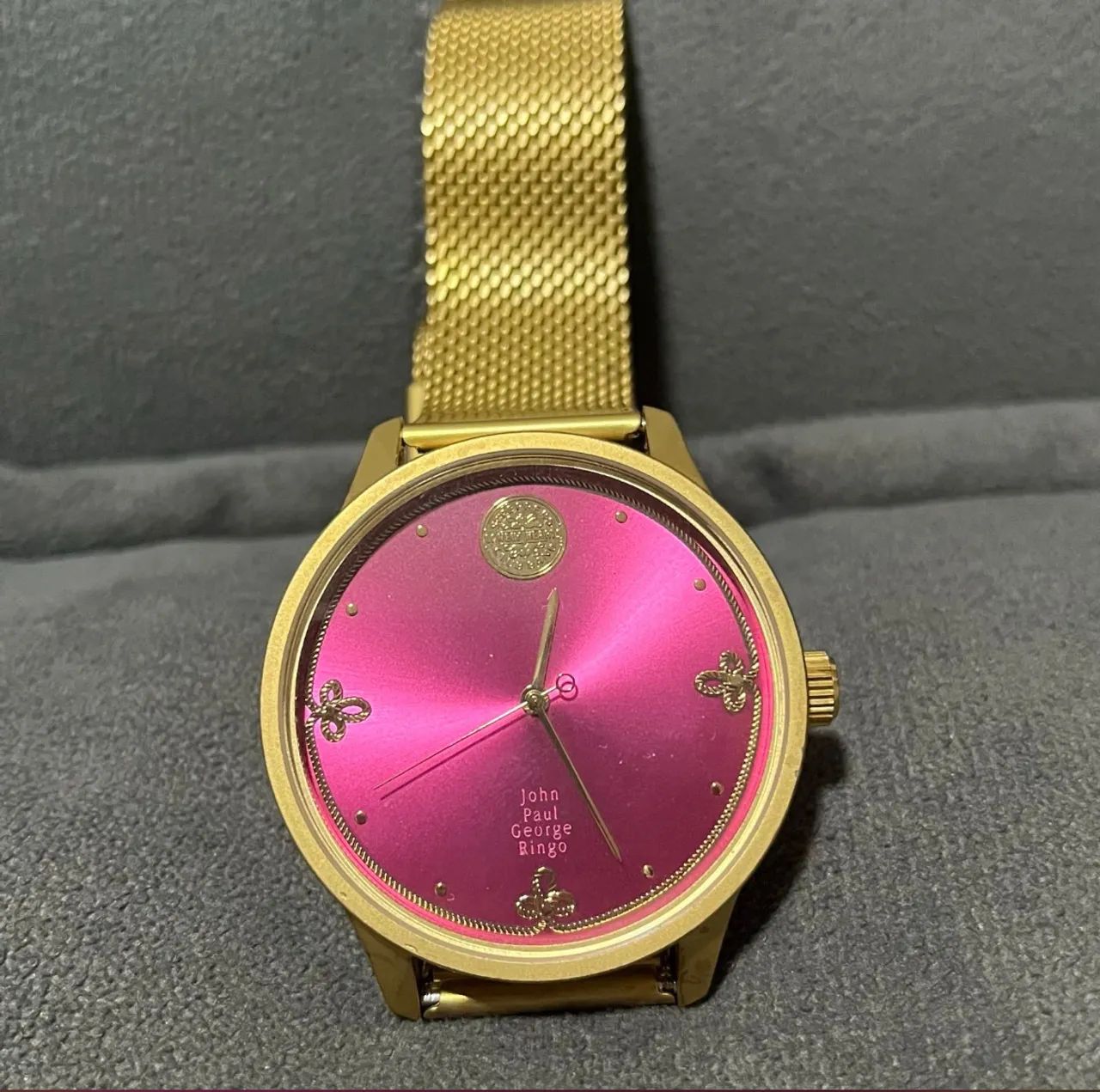 Relógio Dourado com Mostrador Rosa
