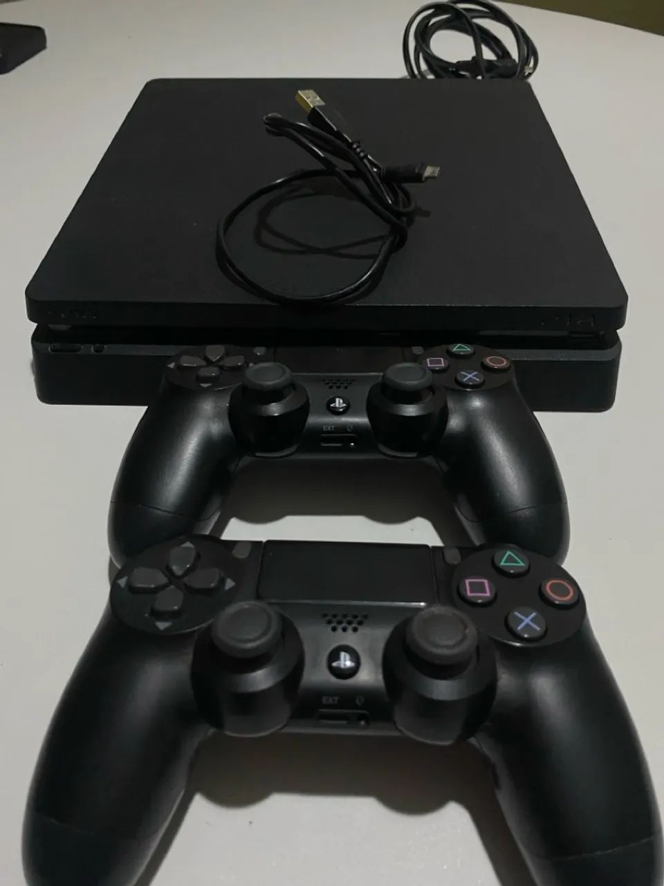 PS4 Slim com 2 Controles e fifa 23 - Foto 2