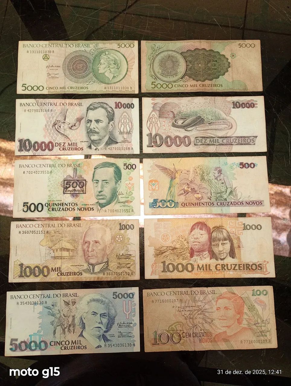 Algumas notas e moedas