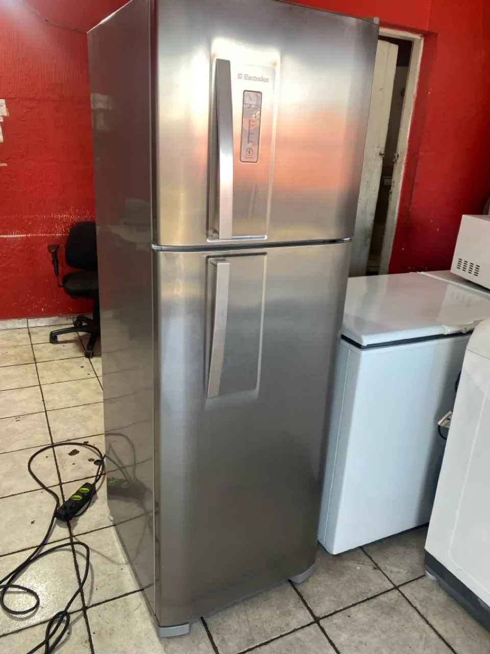 Geladeira Duplex Frost Free INOX DFX42 370L 110V Painel digital Eletrolux Semi nova 