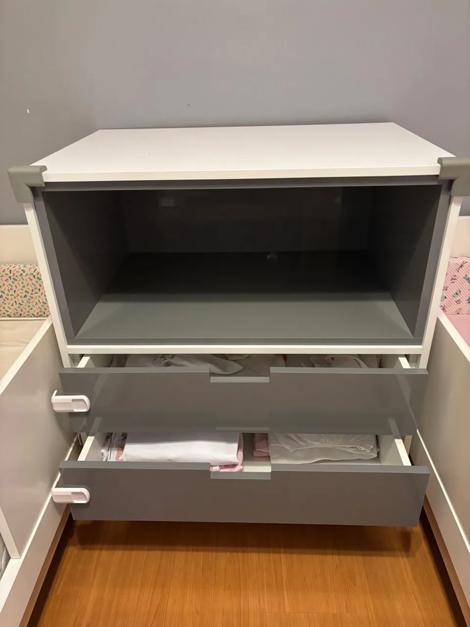 Cômoda com Gaveteiro, Nicho e Trocador - Design Moderno Cinza e Branco - Foto 2