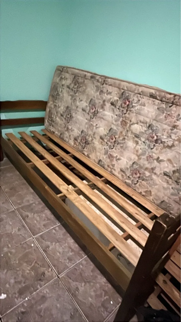 Cama futon de madeira com colchão floral