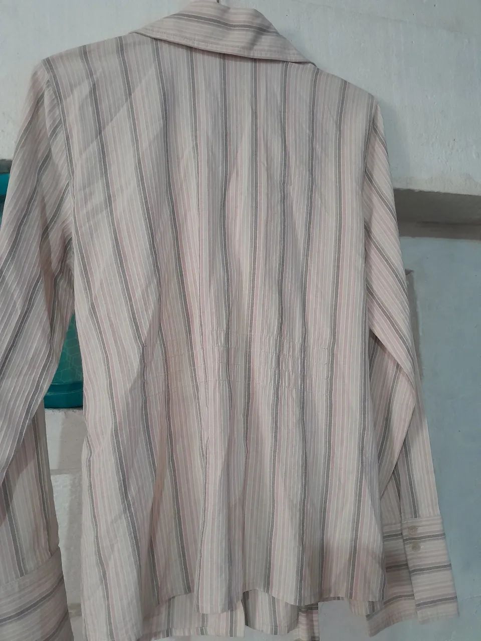 Camisa feminina com babados e cinto - Foto 4