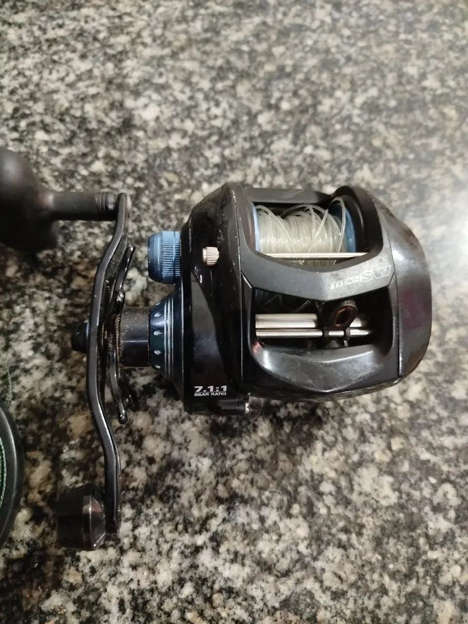 CARRETILHA DIREITA TITAN SW400 P/PEIXE DE COURO