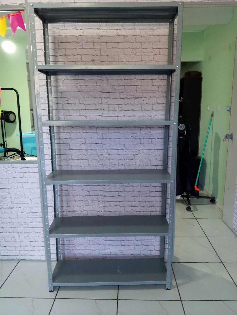 Estante de aço cinza para organização