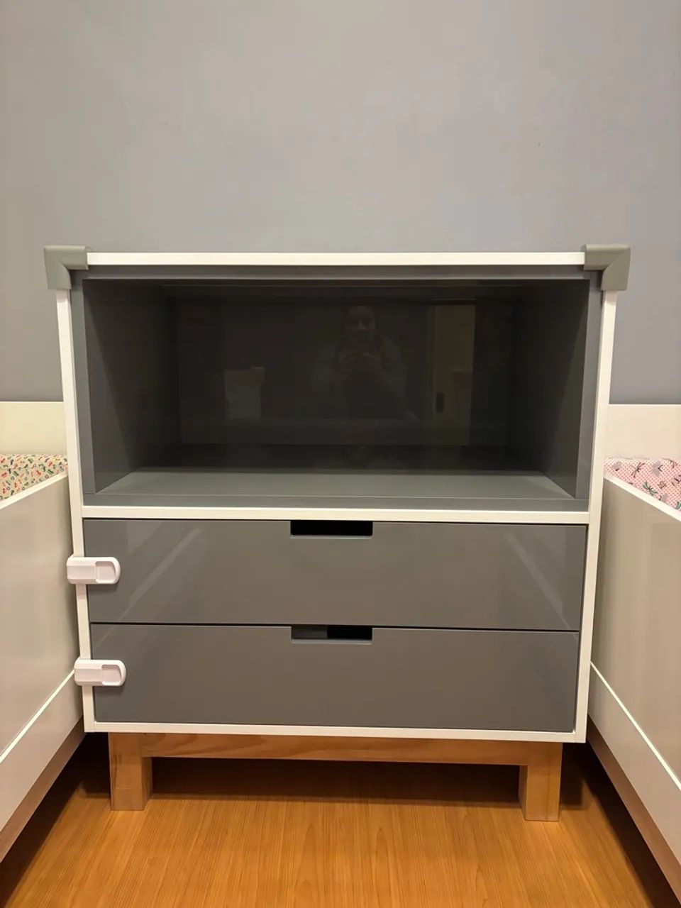 Cômoda com Gaveteiro, Nicho e Trocador - Design Moderno Cinza e Branco