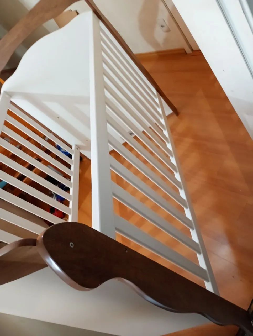 Berço branco e amadeirado seminovo - Foto 3