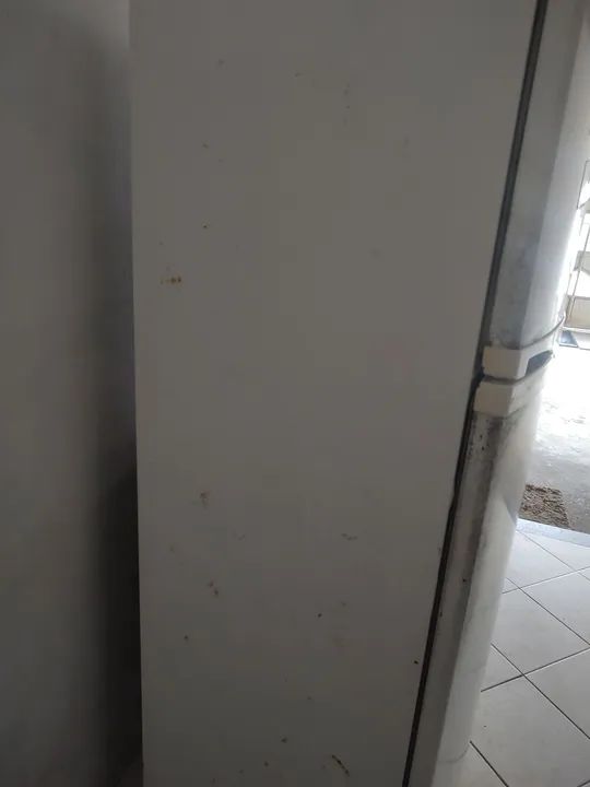 Geladeira usada em ótimo estado só  tem marcas de umas funcionando perfeitamente R$400,00 - Foto 3