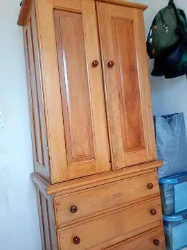 Guarda-Roupa de Madeira Clássico com Gavetas
