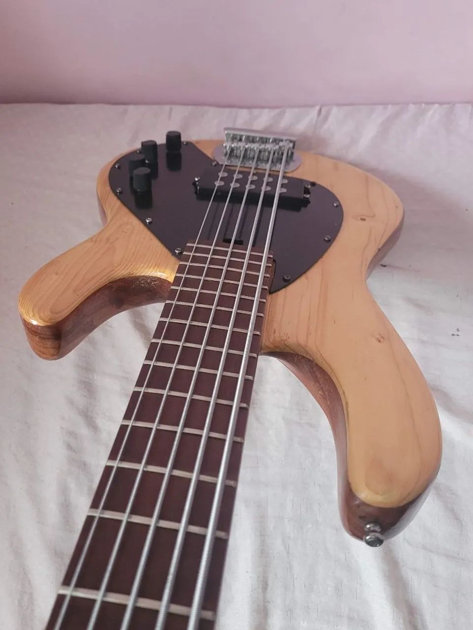 Baixo 5 cordas inteiriço luthier  - Foto 4