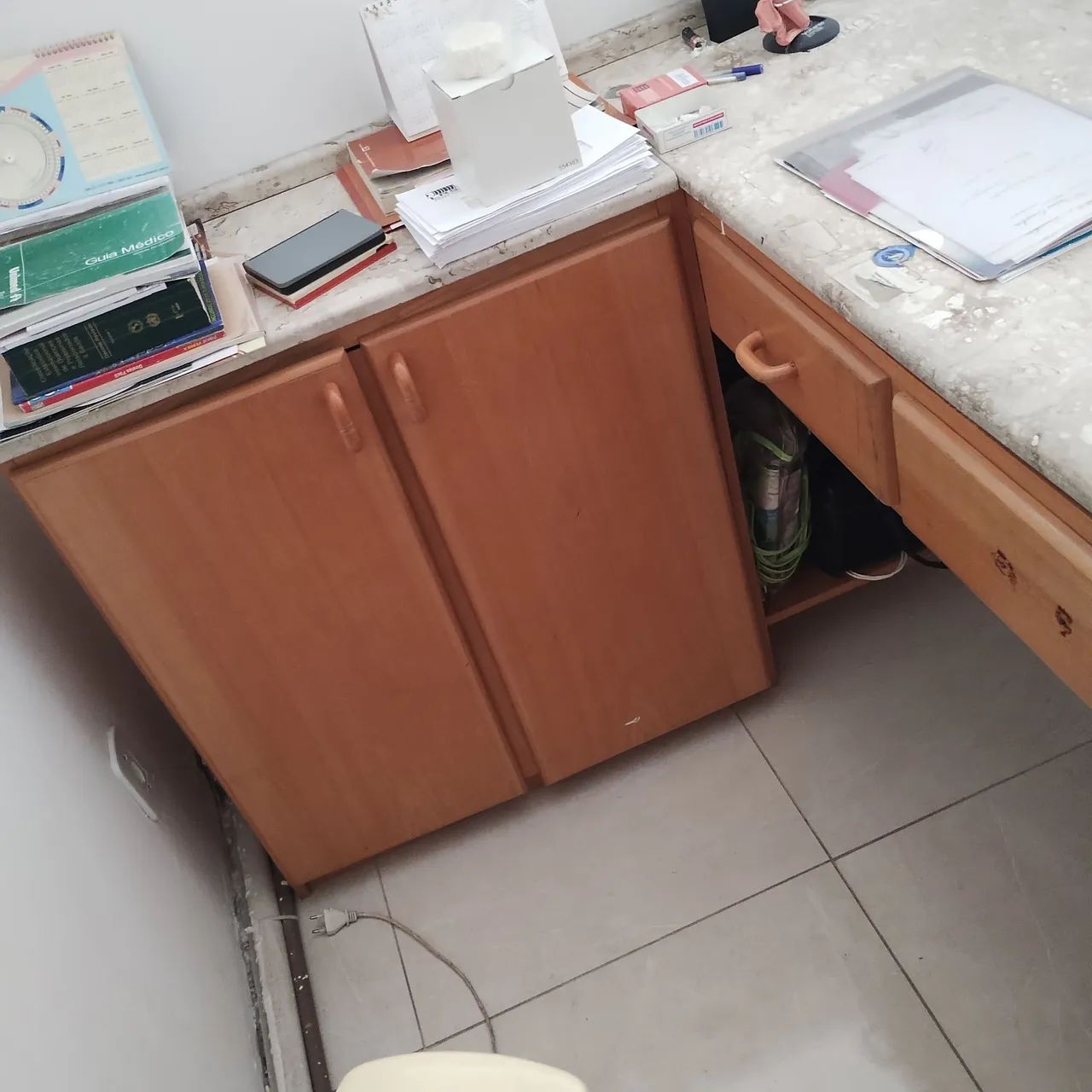 Mesa escritório com bancada em pedra e mais gaveteiro. - Foto 2
