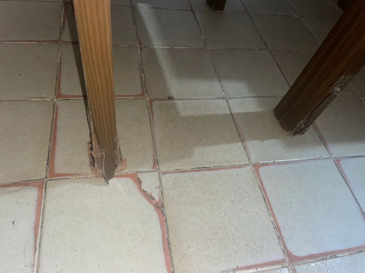 Mesa com 6 cadeiras. *Os pés das cadeiras estão quebrados* - Foto 2
