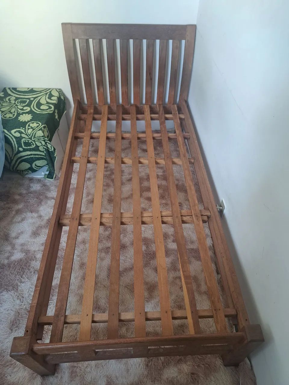 CAMA DE SOLTEIRO EM MADEIRA MACIÇA 