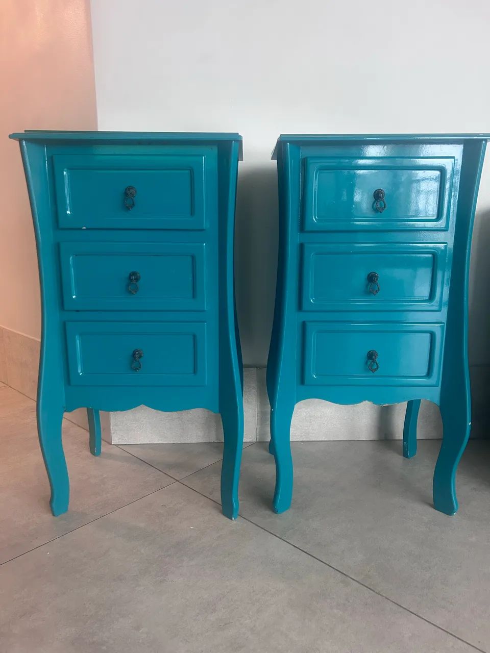 Duas mesas de cabeceira 