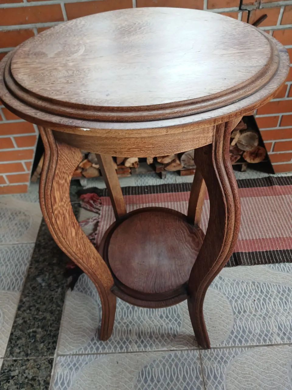 Mesa de  canto  de madeira  de  lei 