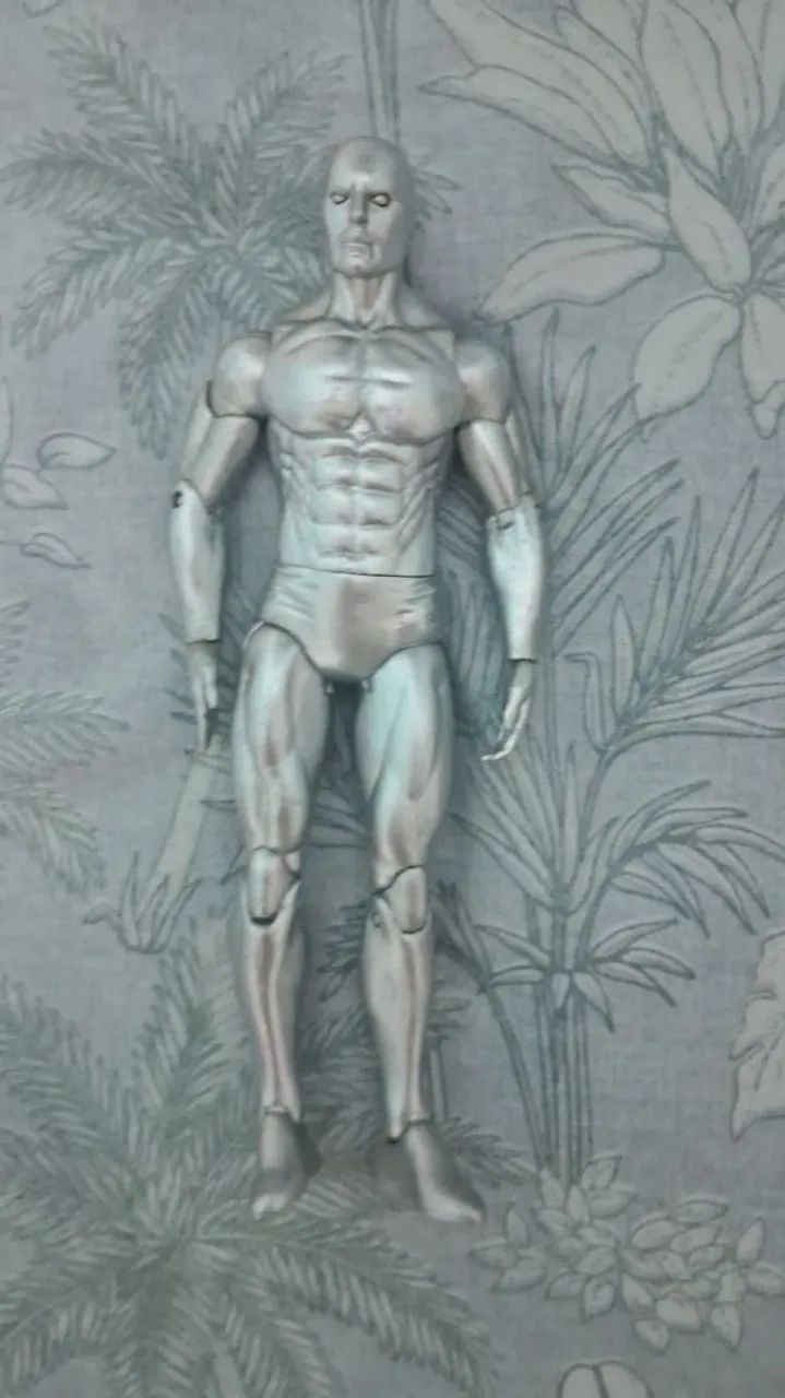 Figure surfista prateado sem a prancha 