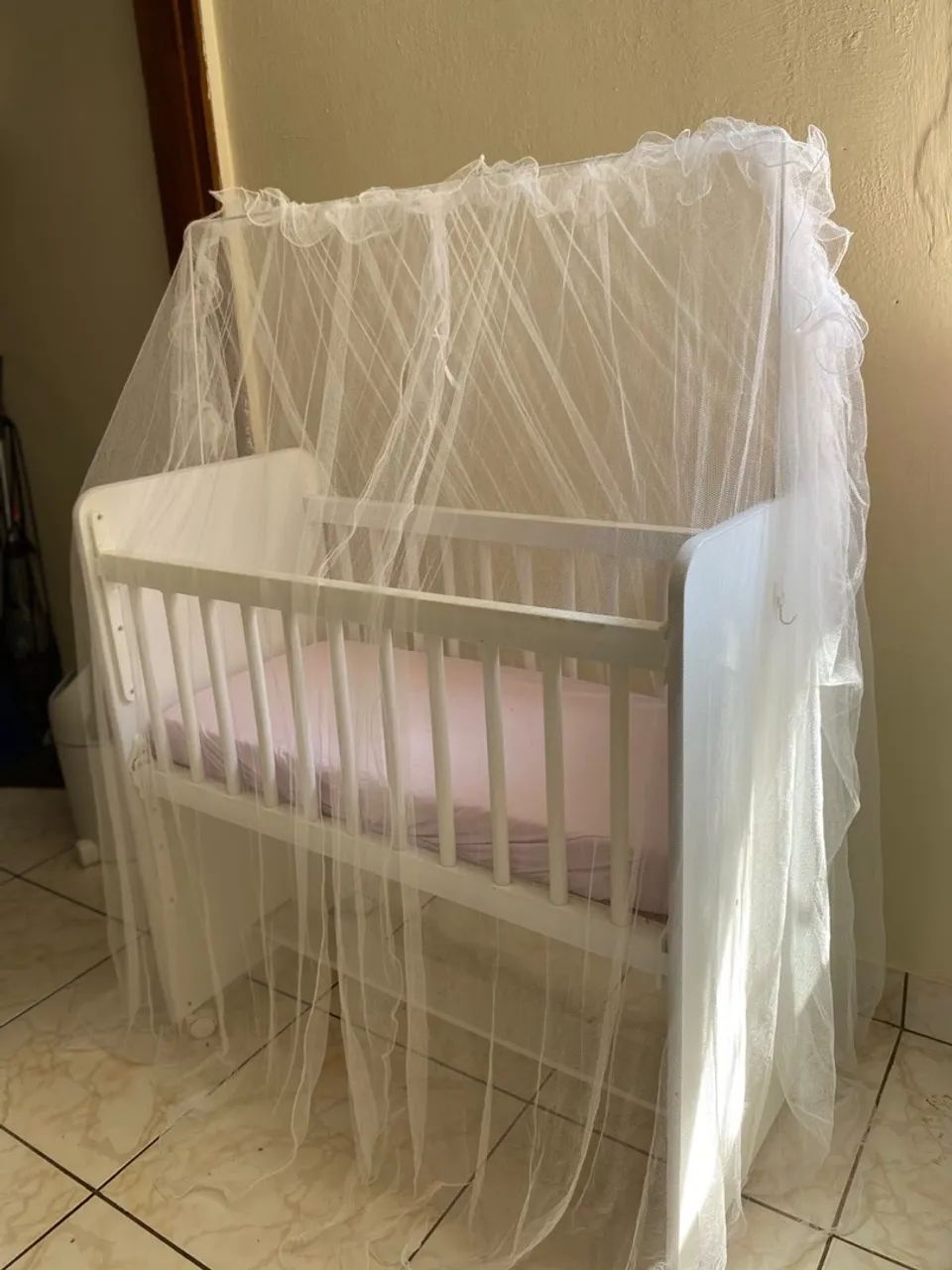 Mini berço branco (com rodinhas) - Foto 4
